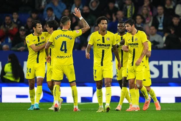 ESP: RCD Espanyol v vVillarreal CF. La Liga EA Sports. Date 12 Gerard Moreno of Villarreal CF celebrates with his teammates after scoring the 0-1 during the La Liga EA Sports match between RCD Espanyol and Villarreal CFd played at RCDE Stadium on November 8, 2025 in Barcelona, Spain. kpng Copyright: xBaguxBlancox xPRESSINx PS_251108_ESP_VIL_2526_008