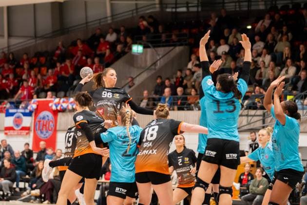 Handball I Women I Season 2025 2026 I DHB Cup I Quarter-finals I VfL Waiblingen Thüringer HC I 08 11 2025 Lara Eckhardt 96, VfL Waiblingen Tigers throwing over the block Waiblingen Rundsporthalle Baden Württemberg Germany Copyright: xLobeca MaxxPetershansx