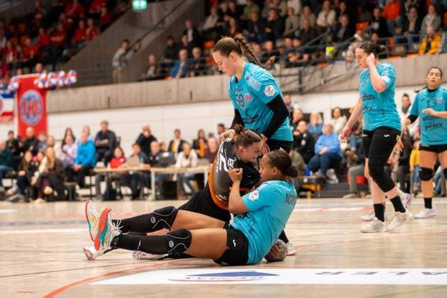 Handball I Women I Season 2025 2026 I DHB Cup I Quarter-finals I VfL Waiblingen Thüringer HC I 08 11 2025 Sharon Nooitmeer 3, Thüringer HC and Csenge Kuczora 59, Thüringer HC defend Cosima Würdinger 22, VfL Waiblingen Tigers Waiblingen Rundsporthalle Baden Württemberg Germany Copyright: xLobeca MaxxPetershansx