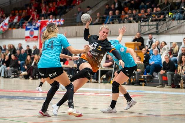 Handball I Women I Season 2025 2026 I DHB Cup I Quarter-finals I VfL Waiblingen Thüringer HC I 08 11 2025 Samira Brand 13, VfL Waiblingen Tigers fight their way through Waiblingen Rundsporthalle Baden Württemberg Germany Copyright: xLobeca MaxxPetershansx