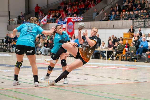 Handball I Women I Season 2025 2026 I DHB Cup I Quarter-finals I VfL Waiblingen Thüringer HC I 08 11 2025 Kimberly Eileen Gisa 18, VfL Waiblingen Tigers im Wurf Waiblingen Rundsporthalle Baden Württemberg Germany Copyright: xLobeca MaxxPetershansx