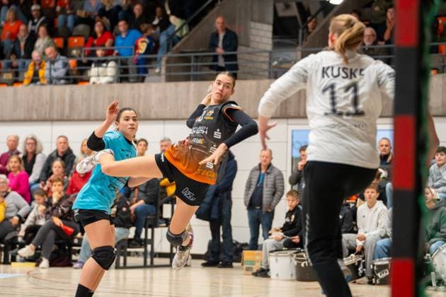 Handball I Women I Season 2025 2026 I DHB Cup I Quarter-finals I VfL Waiblingen Thüringer HC I 08 11 2025 Isabel Kattner 10, VfL Waiblingen Tigers throwing, behind her Giulia Guariero 13, Thüringer HC Waiblingen Rundsporthalle Baden Württemberg Germany Copyright: xLobeca MaxxPetershansx
