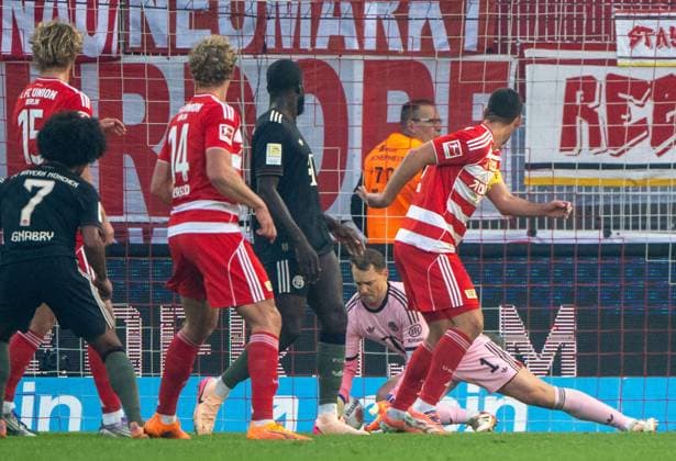 Soccer, Men, Season 2025 2026, 1 Bundesliga 10 Matchday , 1 FC Union Berlin FC Bayern Munich, Danilho Doekhi not in picture 1 FC Union scores the goal for 1 0 against goalkeeper Manuel Neuer Bayern Munich , 08 11 2025, Copyright: xMatthiasxKochx