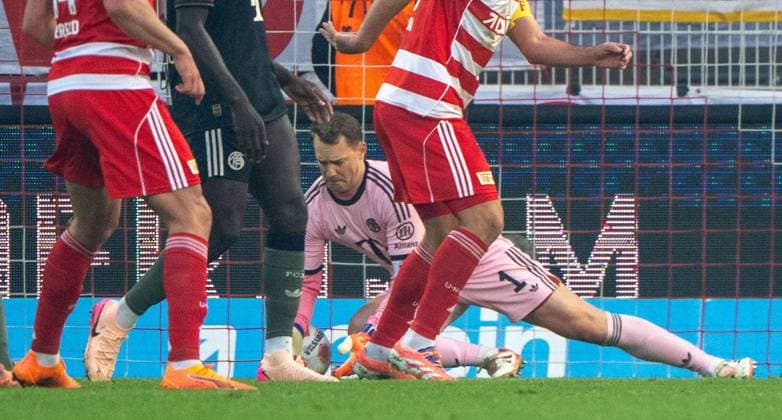 Soccer, Men, Season 2025 2026, 1 Bundesliga 10 Matchday , 1 FC Union Berlin FC Bayern Munich, Danilho Doekhi not in picture 1 FC Union scores the goal for 1 0 against goalkeeper Manuel Neuer Bayern Munich , 08 11 2025, Copyright: xMatthiasxKochx