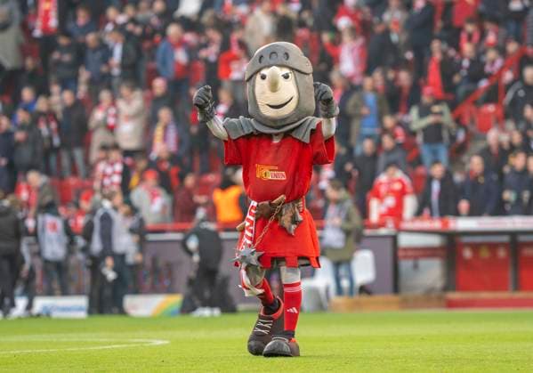Union Berlin mascot, lucky charm Ritter Keule 08 11 2025, 1 FC Union Berlin FC Bayern München, Football, 1 Bundesliga in Berlin, Stadion an der Alten Försterei DFL regulations prohibit any use of photographs as image sequences and or quasi video Copyright: HMBxMedia xMarcoxBader