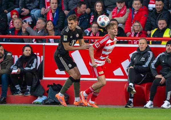 Header duel between Aljoscha Kemlein FC Union Berlin, 6 and Josip Stanisic FC Bayern Muenchen, 44 08 11 2025, 1 FC Union Berlin FC Bayern München, Football, 1 Bundesliga in Berlin, Stadion an der Alten Försterei DFL regulations prohibit any use of photographs as image sequences and or quasi video Copyright: HMBxMedia xMarcoxBader