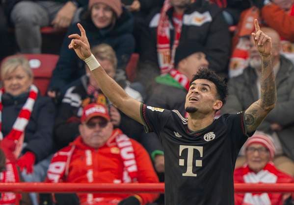 Luis Diaz FC Bayern Muenchen, 14 cheers with both fingers in the sky 08 11 2025, 1 FC Union Berlin FC Bayern München, Football, 1 Bundesliga in Berlin, Stadion an der Alten Försterei DFL regulations prohibit any use of photographs as image sequences and or quasi video Copyright: HMBxMedia xMarcoxBader