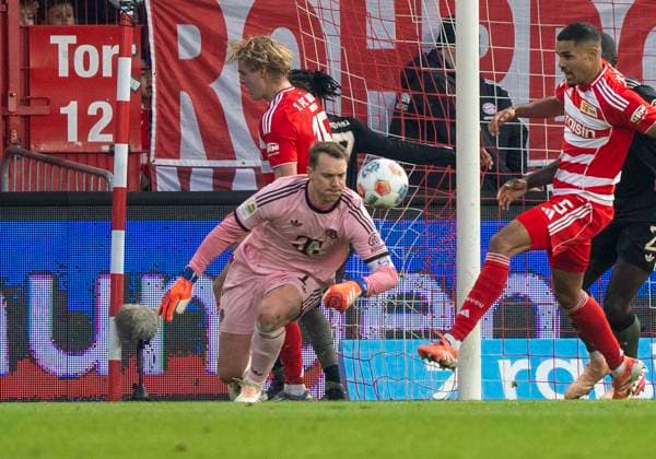 Manuel Neuer FC Bayern Muenchen, 1 greift Richtung Ball 08 11 2025, 1 FC Union Berlin FC Bayern München, Fussball, 1 Bundesliga in Berlin, Stadion an der Alten Försterei DFL regulations prohibit any use of photographs as image sequences and or quasi video Copyright: HMBxMedia xMarcoxBader