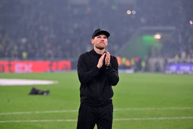 08 11 2025 Moenchengladbach Football, Men, Season 2025 2026, Borussia Moenchengladbach vs 1 FC Koeln Eugen Polanski Interim coach Gladbach after the end of the match in the fan curve DFL regulations prohibit any use of photographs as image sequences and or quasi video Borussia Park NRW Germany