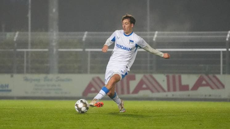 Fußball, Herren, Saison 2025 2026, Regionalliga Nordost, 15. Spieltag, FSV 63 Luckenwalde vs. Hertha BSC II, Freitag 07.11.2025, Werner-Seelenbinder-Stadion Luckenwalde, Im Bild: Tim Hoffmann (Luckenwalde) Brandenburg Deutschland *** Soccer, Gentlemen, Season 2025 2026, third division Northeast, 15 Matchday, FSV 63 Luckenwalde vs Hertha BSC II, Friday 07 11 2025, Werner Seelenbinder Stadium Luckenwalde, in Picture Tim Hoffmann Luckenwalde Brandenburg Germany