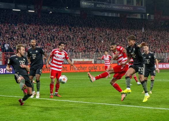 Soccer, Men, Season 2025 2026, 1 Bundesliga 10 Matchday , 1 FC Union Berlin FC Bayern Munich, f l Harry Kane Bayern Munich , Diogo Leite 1 FC Union Berlin , Danilho Doekhi 1 FC Union scores the goal to 2 1, Tom Bischof Bayern Munich , Joshua Kimmich Bayern Munich , 08 11 2025, Copyright: xMatthiasxKochx