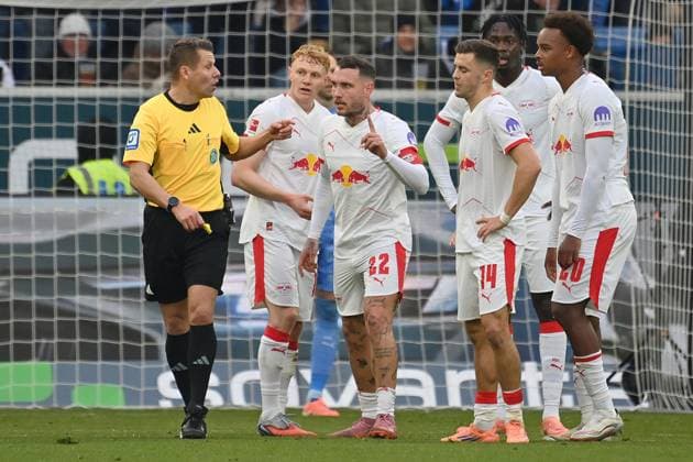 David RAUM L complains to referee Patrick ITTRICH after conceding 2 1, Football 1 Bundesliga season 2025 2026, Matchday 10, Matchday 10 TSG 1899 Hoffenheim RB Leipzig 3 1 on 08 11 2025 PreZero ARENA