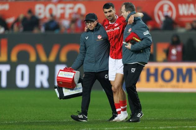 Mahir Emreli 1 FC Kaiserslautern has to leave the pitch injured, 1 FC Kaiserslautern vs Hertha BSC Berlin, Football, 2 Bundesliga, Matchday 12, Season 2025 2026, 08 11 2025 1 FC Kaiserslautern vs Hertha BSC Berlin, Football, 2 Bundesliga, Matchday 12, Season 2025 2026, 08 11 2025 Copyright: xEibner-Pressefoto AlexanderxNeisx EP_ANS