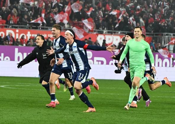 Football 2 Bundesliga Season 2025 26 1 FC Kaiserslautern 08 11 2025 Fritz Walter Stadion 1 FC Kaiserslautern fck Hertha BSC Berlin hertha 0 1 Berlin cheers after the end of the match, from left b31, Fabian REESE Hertha BSC Berlin and goalkeeper Tjark ERNST 1 FC Kaiserslautern