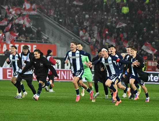 Soccer 2 Bundesliga Season 2025 26 1 FC Kaiserslautern 08 11 2025 Fritz Walter Stadion 1 FC Kaiserslautern fck Hertha BSC Berlin hertha 0 1 The Berliners run to their fans, mi Fabian REESE Hertha BSC Berlin 1 FC Kaiserslautern