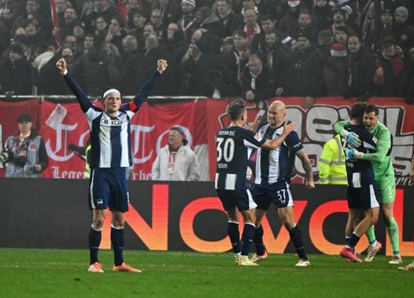 Soccer 2 Bundesliga Season 2025 26 1 FC Kaiserslautern 08 11 2025 Fritz Walter Stadion 1 FC Kaiserslautern fck Hertha BSC Berlin hertha 0 1 Fabian REESE Hertha BSC Berlin , left, cheers after the match, next to him from left Paul SEGUIN Hertha BSC Berlin , Toni LEISTNER Hertha BSC Berlin Goalkeeper Tjark ERNST 1 FC Kaiserslautern