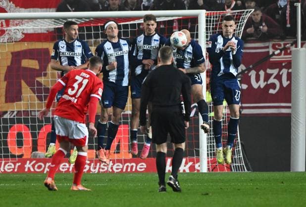 Football 2 Bundesliga Season 2025 26 1 FC Kaiserslautern 08 11 2025 Fritz Walter Stadion 1 FC Kaiserslautern fck Hertha BSC Berlin hertha 0 1 A free kick by Luca SIRCH 1 FC Kaiserslautern went into the Berlin wall 1 FC Kaiserslautern