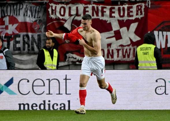 Soccer 2 Bundesliga Season 2025 26 1 FC Kaiserslautern 08 11 2025 Fritz Walter Stadion 1 FC Kaiserslautern fck Hertha BSC Berlin hertha 0 1 Ivan PRTAJIN 1 FC Kaiserslautern had to put his jersey back on after cheering, his goal was disallowed 1 FC Kaiserslautern