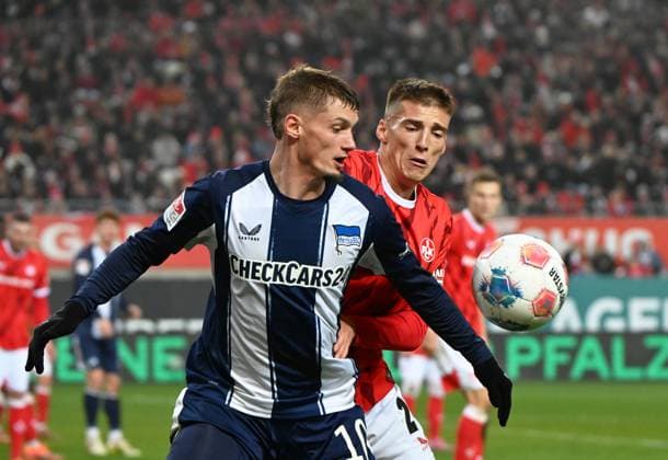 Soccer 2 Bundesliga Season 2025 26 1 FC Kaiserslautern 08 11 2025 Fritz Walter Stadion 1 FC Kaiserslautern fck Hertha BSC Berlin hertha 0 1 Michael CUISANCE Hertha BSC Berlin , li Tobias RASCHL 1 FC Kaiserslautern 1 FC Kaiserslautern