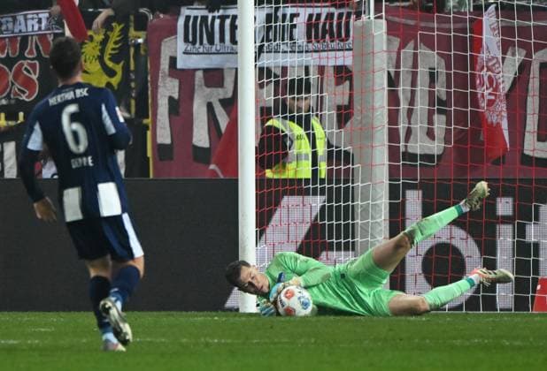 Soccer 2 Bundesliga Season 2025 26 1 FC Kaiserslautern 08 11 2025 Fritz Walter Stadion 1 FC Kaiserslautern fck Hertha BSC Berlin hertha 0 1 Goalkeeper Tjark ERNST Hertha 1 FC Kaiserslautern