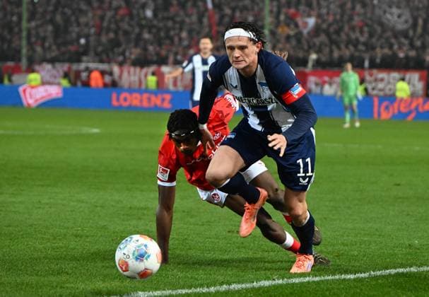 Soccer 2 Bundesliga Season 2025 26 1 FC Kaiserslautern 08 11 2025 Fritz Walter Stadion 1 FC Kaiserslautern fck Hertha BSC Berlin hertha 0 1 Dickson ABIAMA 1 FC Kaiserslautern , li Fabian REESE Hertha BSC Berlin 1 FC Kaiserslautern