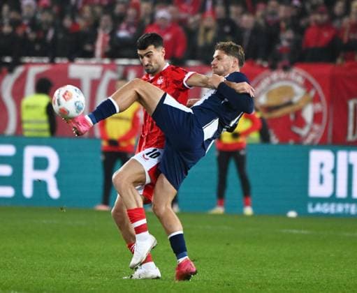 Soccer 2 Bundesliga Season 2025 26 1 FC Kaiserslautern 08 11 2025 Fritz Walter Stadion 1 FC Kaiserslautern fck Hertha BSC Berlin hertha 0 1 Mahir EMRELI 1 FC Kaiserslautern , li Diego DEMME Hertha BSC Berlin 1 FC Kaiserslautern