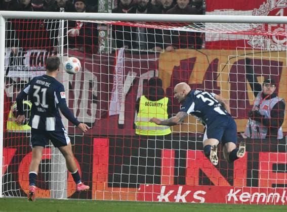 Football 2 Bundesliga Season 2025 26 1 FC Kaiserslautern 08 11 2025 Fritz Walter Stadion 1 FC Kaiserslautern fck Hertha BSC Berlin hertha 0 1 Toni LEISTNER Hertha BSC Berlin clears a ball on the line 1 FC Kaiserslautern