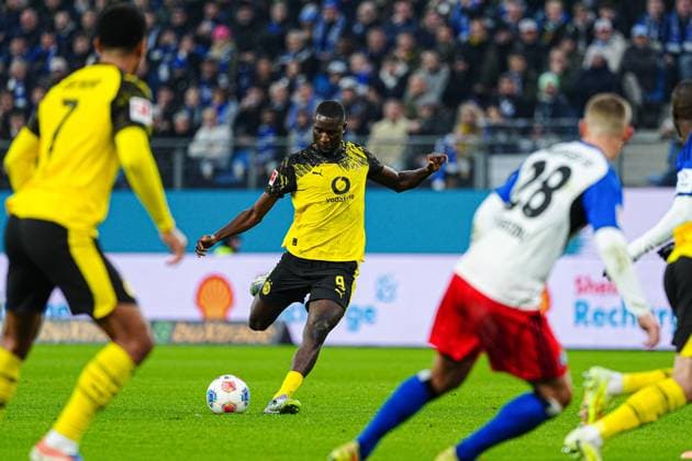 Goal kick Goal chance from free kick Serhou Guiassy Borussia Dortmund, 09 GER, Hamburger SV vs Borussia Dortmund, Football, 1 Bundesliga, Matchday 10, Season 2025 2026, 08 11 2025 DFL REGULATIONS PROHIBIT ANY USE OF PHOTOGRAPHS AS IMAGE SEQUENCES AND OR QUASI VIDEO GER, Hamburger SV vs Borussia Dortmund, Football, 1 Bundesliga, Matchday 10, Season 2025 2026, 08 11 2025 Hamburg Copyright: xEibner-Pressefoto MarcelxvonxFehrnx EP_MFN