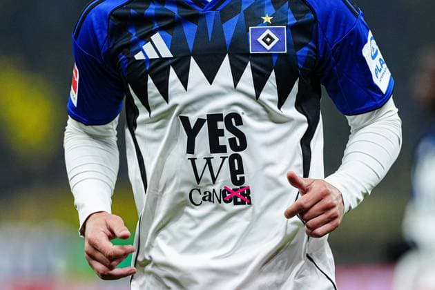 Special jersey with Yes we Cancer GER, Hamburger SV vs Borussia Dortmund, Football, 1 Bundesliga, Matchday 10, Season 2025 2026, 08 11 2025 DFL REGULATIONS PROHIBIT ANY USE OF PHOTOGRAPHS AS IMAGE SEQUENCES AND OR QUASI VIDEO GER, Hamburger SV vs Borussia Dortmund, Football, 1 Bundesliga, Matchday 10, Season 2025 2026, 08 11 2025 Hamburg Copyright: xEibner-Pressefoto MarcelxvonxFehrnx EP_MFN