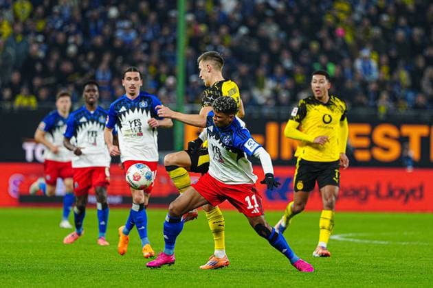 Ransford Yeboah Koenigsdoerffer Hamburger SV, 11 , Nico Schlotterbeck Borussia Dortmund, 04 GER, Hamburger SV vs Borussia Dortmund, Football, 1 Bundesliga, Matchday 10, Season 2025 2026, 08 11 2025 DFL REGULATIONS PROHIBIT ANY USE OF PHOTOGRAPHS AS IMAGE SEQUENCES AND OR QUASI VIDEO GER, Hamburger SV vs Borussia Dortmund, Football, 1 Bundesliga, Matchday 10, Season 2025 2026, 08 11 2025 Hamburg Copyright: xEibner-Pressefoto MarcelxvonxFehrnx EP_MFN