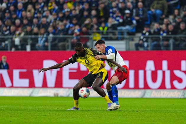 Serhou Guiassy Borussia Dortmund, 09 , Nicolas Capaldo Hamburger SV, 24 GER, Hamburger SV vs Borussia Dortmund, Football, 1 Bundesliga, Matchday 10, Season 2025 2026, 08 11 2025 DFL REGULATIONS PROHIBIT ANY USE OF PHOTOGRAPHS AS IMAGE SEQUENCES AND OR QUASI VIDEO GER, Hamburger SV vs Borussia Dortmund, Football, 1 Bundesliga, Matchday 10, Season 2025 2026, 08 11 2025 Hamburg Copyright: xEibner-Pressefoto MarcelxvonxFehrnx EP_MFN