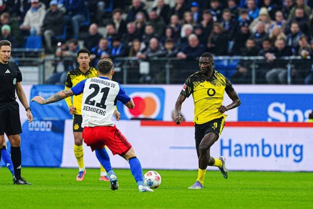 Nicolai Remberg Hamburger SV, 21 , Serhou Guiassy Borussia Dortmund, 09 GER, Hamburger SV vs Borussia Dortmund, Football, 1 Bundesliga, Matchday 10, Season 2025 2026, 08 11 2025 DFL REGULATIONS PROHIBIT ANY USE OF PHOTOGRAPHS AS IMAGE SEQUENCES AND OR QUASI VIDEO GER, Hamburger SV vs Borussia Dortmund, Football, 1 Bundesliga, Matchday 10, Season 2025 2026, 08 11 2025 Hamburg Copyright: xEibner-Pressefoto MarcelxvonxFehrnx EP_MFN