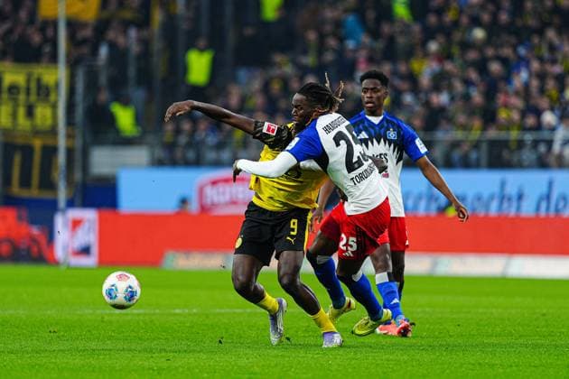 Serhou Guiassy Borussia Dortmund, 09 , Jordan Torunarigha Hamburgr SV, 25 GER, Hamburger SV vs Borussia Dortmund, Football, 1 Bundesliga, Matchday 10, Season 2025 2026, 08 11 2025 DFL REGULATIONS PROHIBIT ANY USE OF PHOTOGRAPHS AS IMAGE SEQUENCES AND OR QUASI VIDEO GER, Hamburger SV vs Borussia Dortmund, Football, 1 Bundesliga, Matchday 10, Season 2025 2026, 08 11 2025 Hamburg Copyright: xEibner-Pressefoto MarcelxvonxFehrnx EP_MFN