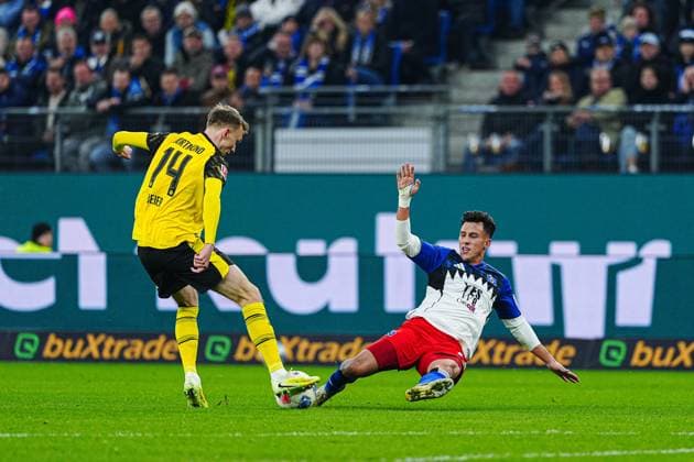 Maximilian Beier Borussia Dortmund, 14 , Nicolas Capaldo Hamburger SV, 24 GER, Hamburger SV vs Borussia Dortmund, Football, 1 Bundesliga, Matchday 10, Season 2025 2026, 08 11 2025 DFL REGULATIONS PROHIBIT ANY USE OF PHOTOGRAPHS AS IMAGE SEQUENCES AND OR QUASI VIDEO GER, Hamburger SV vs Borussia Dortmund, Football, 1 Bundesliga, Matchday 10, Season 2025 2026, 08 11 2025 Hamburg Copyright: xEibner-Pressefoto MarcelxvonxFehrnx EP_MFN
