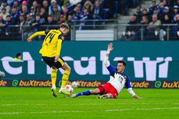 Maximilian Beier Borussia Dortmund, 14 , Nicolas Capaldo Hamburger SV, 24 GER, Hamburger SV vs Borussia Dortmund, Football, 1 Bundesliga, Matchday 10, Season 2025 2026, 08 11 2025 DFL REGULATIONS PROHIBIT ANY USE OF PHOTOGRAPHS AS IMAGE SEQUENCES AND OR QUASI VIDEO GER, Hamburger SV vs Borussia Dortmund, Football, 1 Bundesliga, Matchday 10, Season 2025 2026, 08 11 2025 Hamburg Copyright: xEibner-Pressefoto MarcelxvonxFehrnx EP_MFN