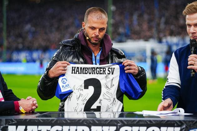 Dennis Diekmeier with signed jersey for his daughter Delani GER, Hamburger SV vs Borussia Dortmund, Football, 1 Bundesliga, Matchday 10, Season 2025 2026, 08 11 2025 DFL REGULATIONS PROHIBIT ANY USE OF PHOTOGRAPHS AS IMAGE SEQUENCES AND OR QUASI VIDEO GER, Hamburger SV vs Borussia Dortmund, Football, 1 Bundesliga, Matchday 10, Season 2025 2026, 08 11 2025 Hamburg Copyright: xEibner-Pressefoto MarcelxvonxFehrnx EP_MFN