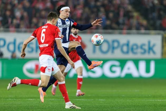 Fabian Reese Hertha BSC Berlin in duel with Fabian Kunze 1 FC Kaiserslautern , 1 FC Kaiserslautern vs Hertha BSC Berlin, Soccer, 2 Bundesliga, Matchday 12, Season 2025 2026, 08 11 2025 1 FC Kaiserslautern vs Hertha BSC Berlin, Soccer, 2 Bundesliga, Matchday 12, Season 2025 2026, 08 11 2025 Copyright: xEibner-Pressefoto AlexanderxNeisx EP_ANS