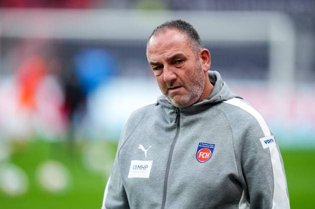 LEVERKUSEN, GERMANY - NOVEMBER 8: 1. FC Heidenheim 1846 head coach Frank Schmidt looks on prior to the Bundesliga match between Bayer 04 Leverkusen and 1. FC Heidenheim 1846 at BayArena on November 8, 2025 in Leverkusen, Germany. (Photo by Rene Nijhuis) SPO  Copyright: xRenexNijhuis