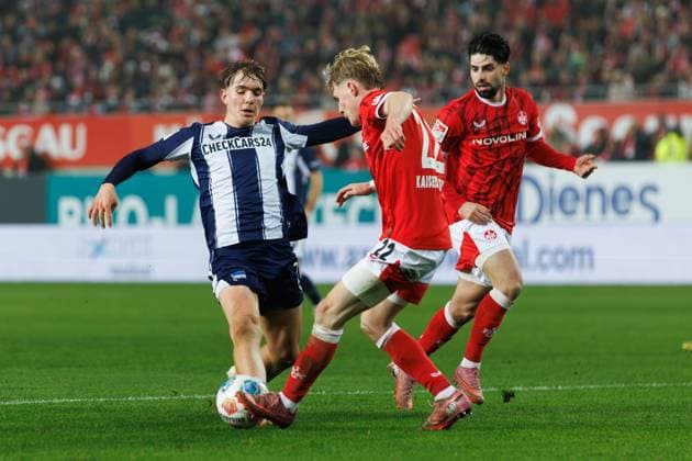 Kennet Eichhorn Hertha BSC Berlin in a duel with Mika Haas 1 FC Kaiserslautern and Semi Sahin 1 FC Kaiserslautern , 1 FC Kaiserslautern vs Hertha BSC Berlin, Soccer, 2 Bundesliga, Matchday 12, Season 2025 2026, 08 11 2025 1 FC Kaiserslautern vs Hertha BSC Berlin, Soccer, 2 Bundesliga, Matchday 12, Season 2025 2026, 08 11 2025 Copyright: xEibner-Pressefoto AlexanderxNeisx EP_ANS