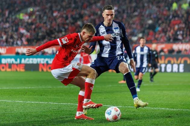 Paul Joly 1 FC Kaiserslautern in duel with Niklas Kolbe Hertha BSC Berlin , 1 FC Kaiserslautern vs Hertha BSC Berlin, Soccer, 2 Bundesliga, Matchday 12, Season 2025 2026, 08 11 2025 1 FC Kaiserslautern vs Hertha BSC Berlin, Soccer, 2 Bundesliga, Matchday 12, Season 2025 2026, 08 11 2025 Copyright: xEibner-Pressefoto AlexanderxNeisx EP_ANS