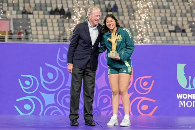 1 Murrieta V. (Goalkeeper) of Mexico U-17 receives the Golden Glove Award the FIFA U17, U 17 Women s World Cup Morocco 2025, 1st - 2nd place match between Korea DOR and Netherlands in Rabat, Morocco, on November 8, 2025, at the Olympic Stadium  Copyright: xAndreaxAmato IPAxSportx xipa-agency.netx xx IPA_67718683 IPA_Agency_IPA67718683
