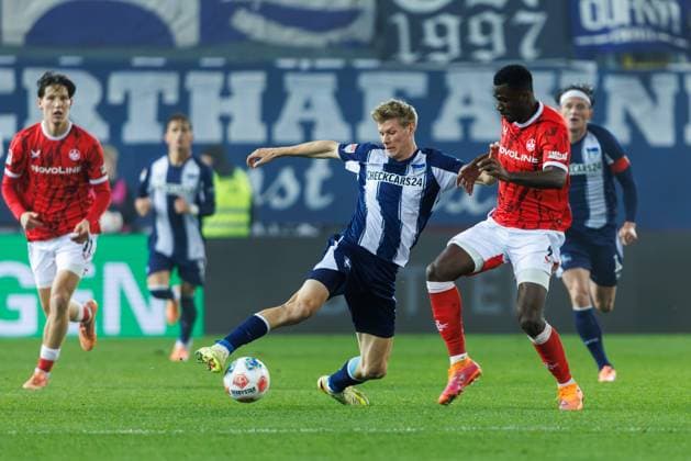 Luca Schuler Hertha BSC Berlin in duel with Maxwell Gyamfi 1 FC Kaiserslautern , 1 FC Kaiserslautern vs Hertha BSC Berlin, Soccer, 2 Bundesliga, Matchday 12, Season 2025 2026, 08 11 2025 1 FC Kaiserslautern vs Hertha BSC Berlin, Soccer, 2 Bundesliga, Matchday 12, Season 2025 2026, 08 11 2025 Copyright: xEibner-Pressefoto AlexanderxNeisx EP_ANS