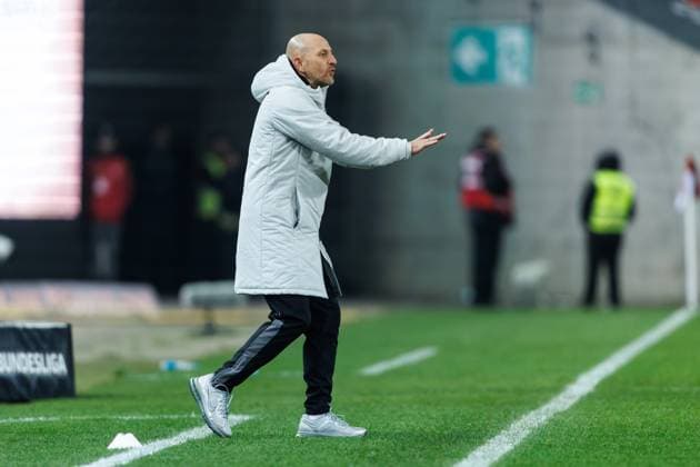 Thorsten Lieberknecht Coach 1 FC Kaiserslautern on the touchline, 1 FC Kaiserslautern vs Hertha BSC Berlin, Football, 2 Bundesliga, Matchday 12, Season 2025 2026, 08 11 2025 1 FC Kaiserslautern vs Hertha BSC Berlin, Football, 2 Bundesliga, Matchday 12, Season 2025 2026, 08 11 2025 Copyright: xEibner-Pressefoto AlexanderxNeisx EP_ANS