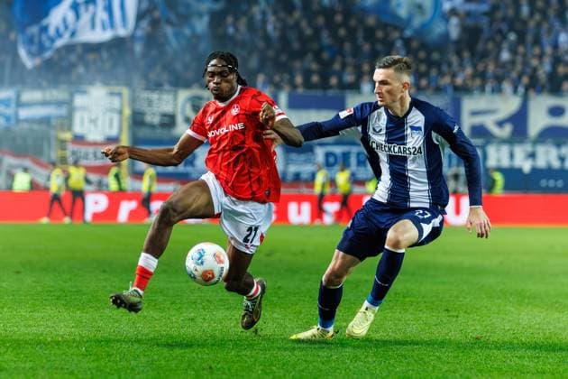 Dickson Abiama 1 FC Kaiserslautern in duel with Niklas Kolbe Hertha BSC Berlin , 1 FC Kaiserslautern vs Hertha BSC Berlin, Soccer, 2 Bundesliga, Matchday 12, Season 2025 2026, 08 11 2025 1 FC Kaiserslautern vs Hertha BSC Berlin, Soccer, 2 Bundesliga, Matchday 12, Season 2025 2026, 08 11 2025 Copyright: xEibner-Pressefoto AlexanderxNeisx EP_ANS