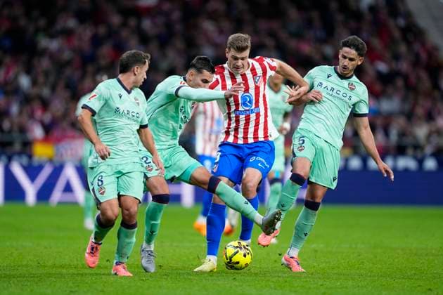 November 8, 2025, Madrid, Madrid, Spain: Alexander Sorloth of Atletico de Madrid and Matias Moreno of Levante UD in action during the Spanish League, LaLiga EA Sports, football match played between Atletico de Madrid and Levante UD at Riyadh Air Metropolitano on November 08, 2025 in Madrid, Spain. Madrid Spain - ZUMAa181 20251108_zaa_a181_244 Copyright: xOscarxJ.xBarrosox