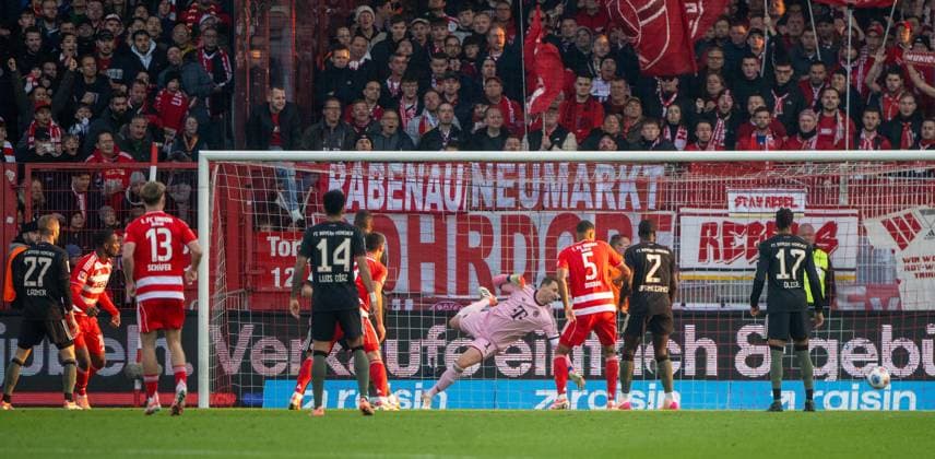 Soccer, Men, Season 2025 2026, 1 Bundesliga 10 Matchday , 1 FC Union Berlin FC Bayern Munich, Ilyas Ansah 2 v l , 1 FC Union scores the goal for 1 0 against goalkeeper Manuel Neuer Bayern Munich , 08 11 2025, which was disallowed for offside, Copyright: xMatthiasxKochx