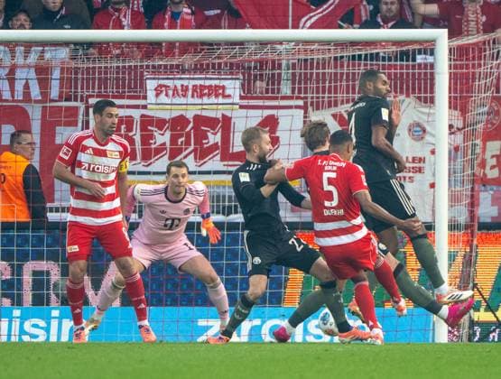 Soccer, Men, Season 2025 2026, 1 Bundesliga 10 Matchday , 1 FC Union Berlin FC Bayern Munich, Danilho Doekhi 5 1 FC Union scores the goal for 1 0 against goalkeeper Manuel Neuer Bayern Munich , 08 11 2025, Copyright: xMatthiasxKochx