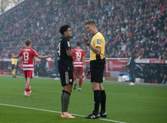 Soccer, Men, Season 2025 2026, 1 Bundesliga 10 Matchday , 1 FC Union Berlin FC Bayern Munich, Referee Florian Exner admonishes Luis Diaz Bayern Munich after a foul, 08 11 2025, Copyright: xMatthiasxKochx