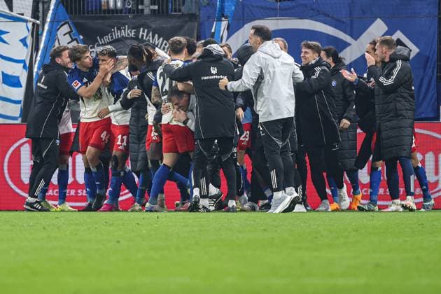 1 Bundesliga Hamburger SV Borussia Dortmund on 08 11 2025 at Volksparkstadion in Hamburg Cheering, goal celebration, goal scorer, goal scorer Ransford Königsdörffer Koenigsdoerffer Hamburg 11 cheers with the team after his goal for 1 to 1 MH