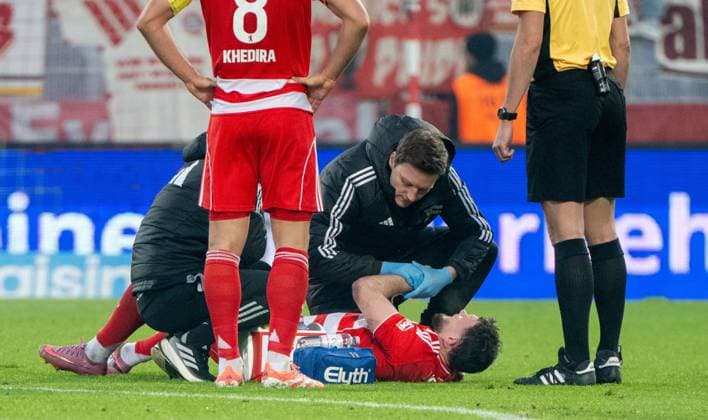 Soccer, Men, Season 2025 2026, 1 Bundesliga 10 Matchday , 1 FC Union Berlin FC Bayern Munich, on the ground v l Team doctor Clemens Gwinner 1 FC Union Berlin , Oliver Burke 1 FC Union Berlin , 08 11 2025, Copyright: xMatthiasxKochx